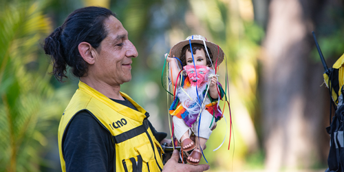 ¡Todo que se nos ocurra en el camino! Gregorio con el niño Wifi, que cuida nuestro trabajo