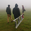 Montando equipo de red en la niebla en el Festival ceremonia en Toluca
